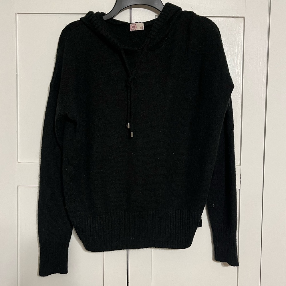 Short black fleece with hood - long sleeve
